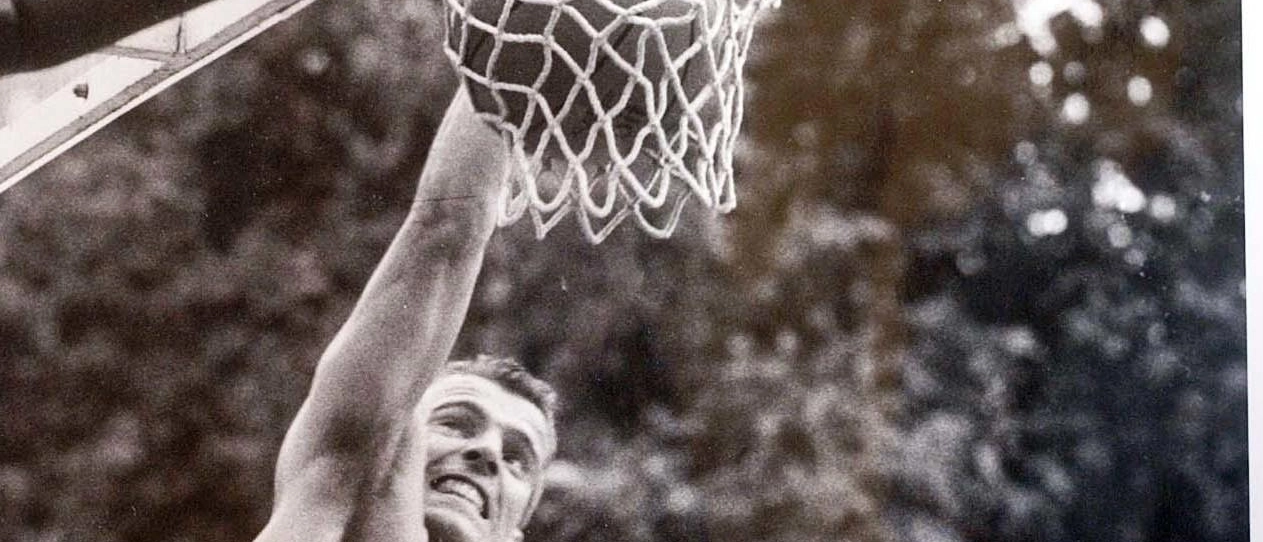 Andrea Vignoli, soprannominato Vignè, è scomparso a soli 60 anni. Giocatore di basket di talento e fantasia, era uno dei pilastri dei canestri di Bologna. Una carriera brillante nei campionati minori, conclusasi con un premio speciale ai Giardini Margherita. L'ultimo saluto mercoledì.