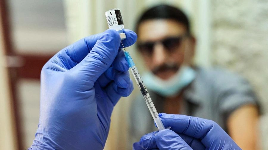 Israele, medico prepara una dose di vaccino (Ansa)