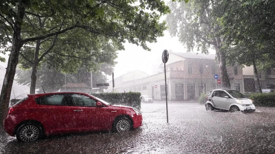 Meteo, un temporale a Torino (foto Ansa)