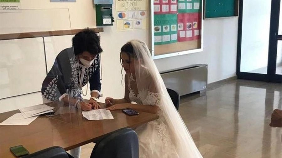 Carmela Santoro firma il contratto a scuola vestita da sposa (Ansa)