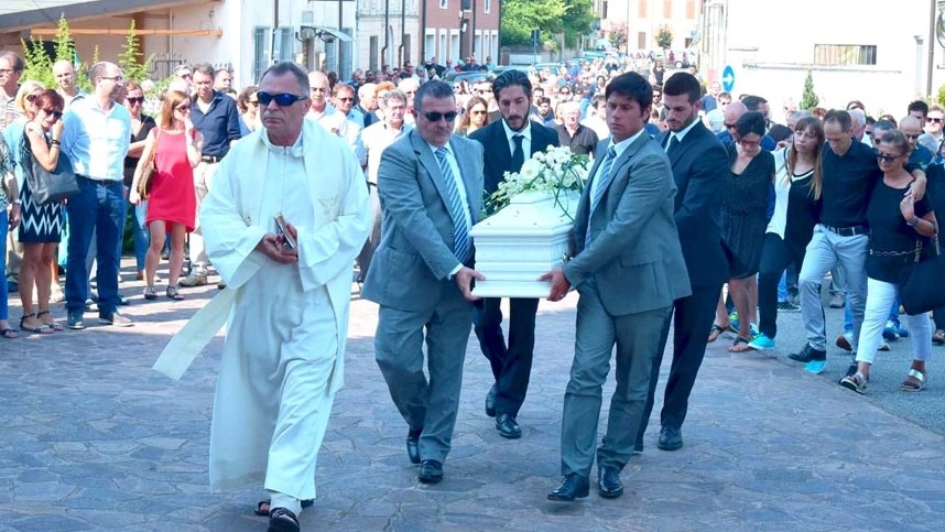 Un’immagine dei funerali del piccolo Marco Scaravelli