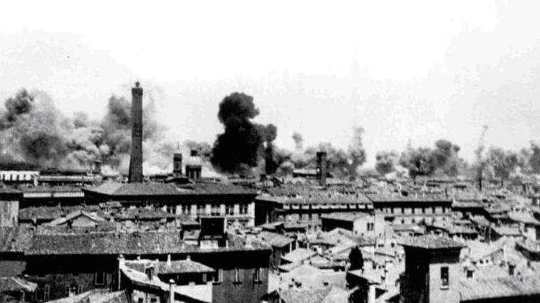Uno dei tanti bombardamenti alleati sulla città durante la Seconda guerra mondiale