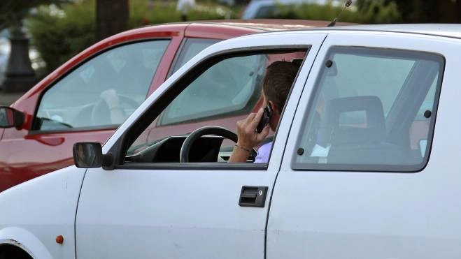 Intensificati i controlli contro l'uso dello smartphone alla guida.