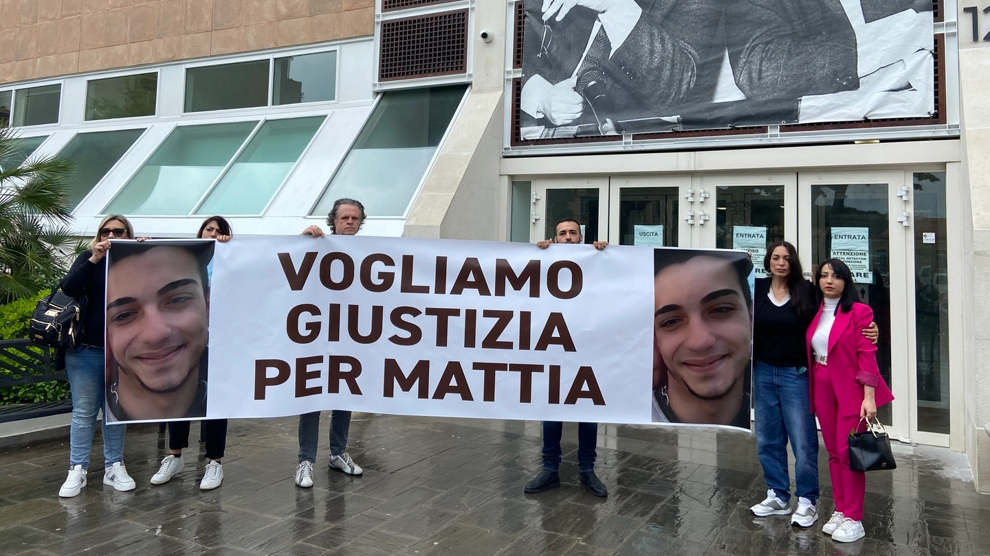 Lo striscione: "Vogliamo giustizia per Mattia Epifani"