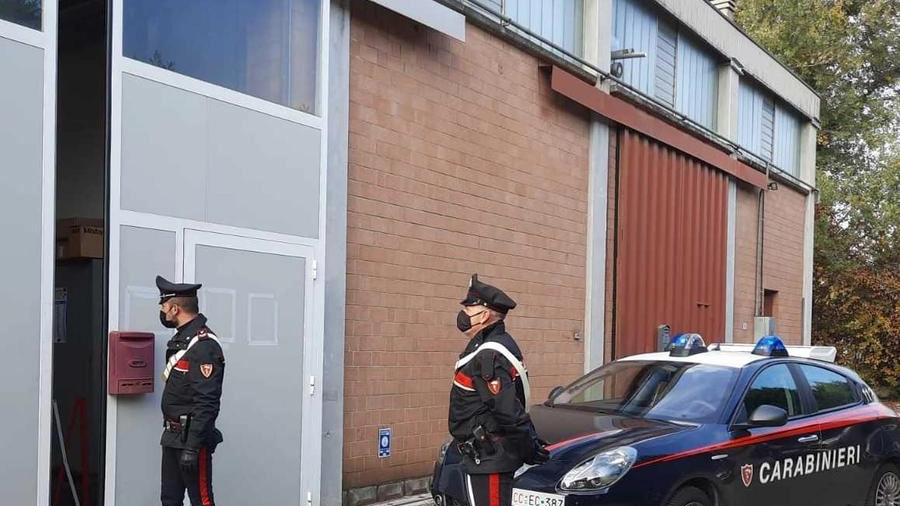 I carabinieri davanti al capannone in cui si è consumata la tragedia