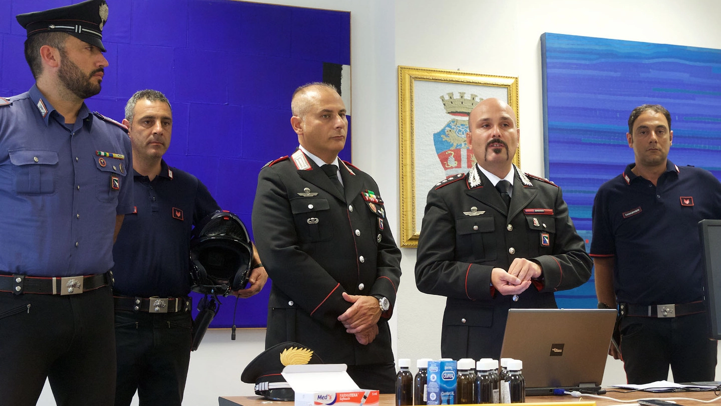 SEQUESTRO Il materiale posto sotto sequestro dai carabinieri. Nella foto in alto il capitano Davini e il maresciallo Mangone (Zani) 