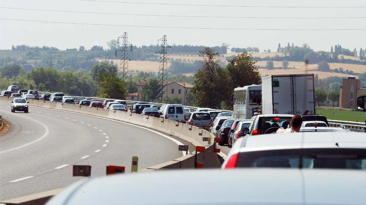 Traffico in A14 dopo l'incidente per la chiusura del raccordo (foto d'archivio)