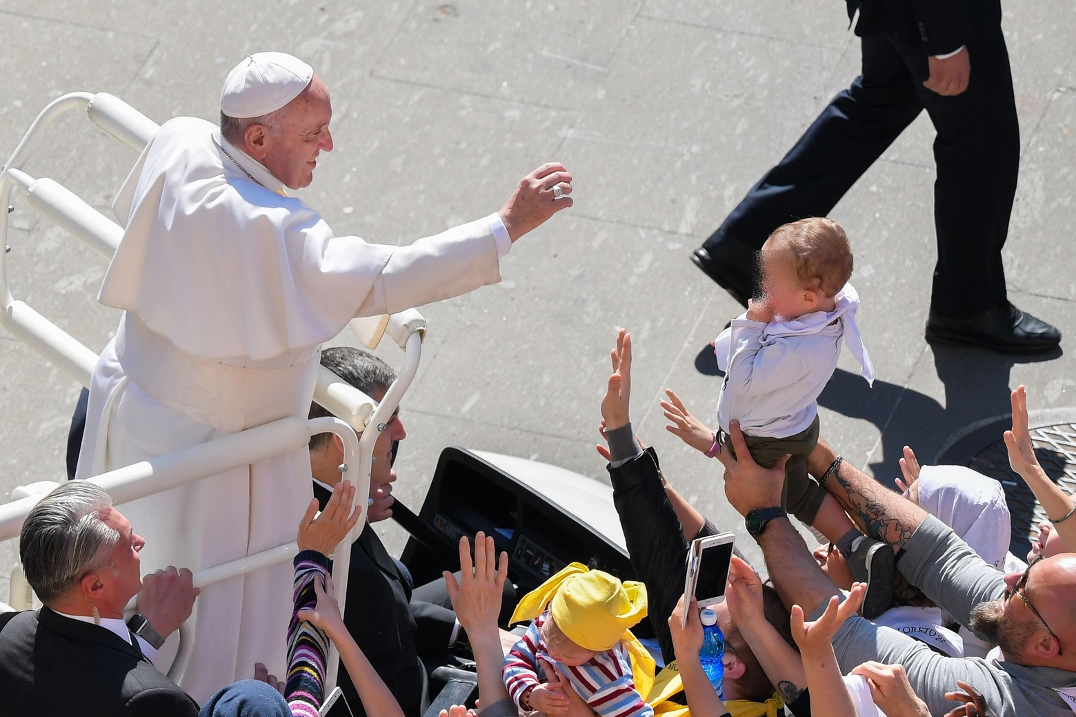 Il Papa tra i fedeli a Loreto (AP)