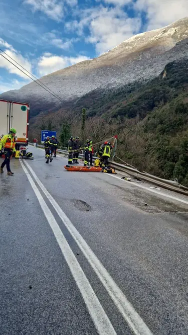 Incidente mortale a Cagli (Pesaro): camionista di 22 anni precipita per 20 metri