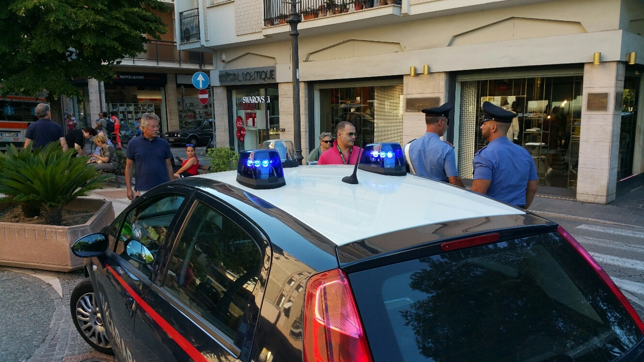 Porto San Giorgio, rapina con coltello in un negozio del centro (foto Zeppilli)