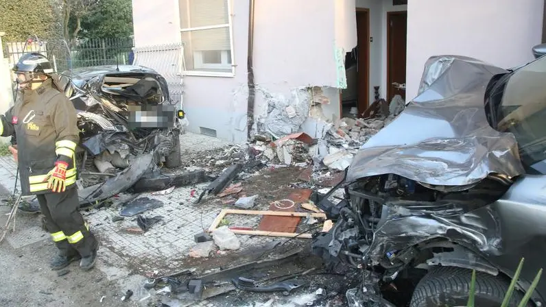 Incidente a Borello: auto si schianta contro una casa (foto Ravaglia)