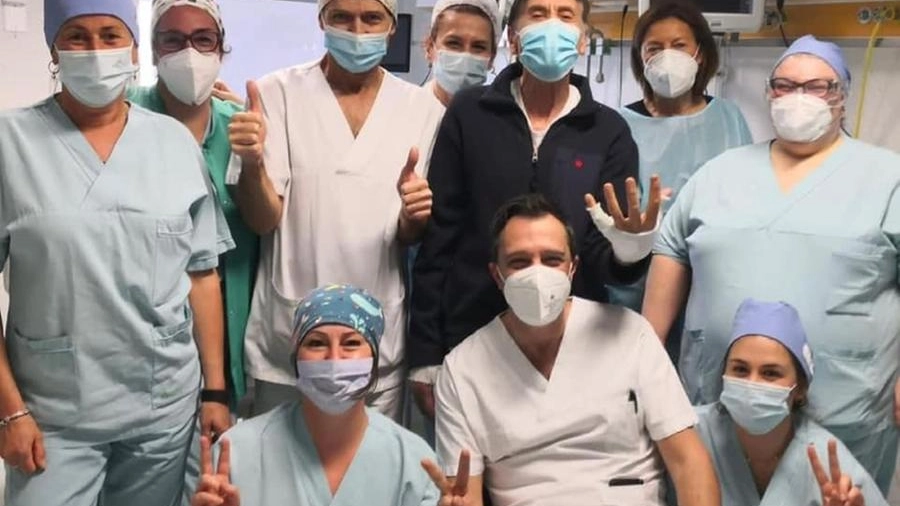 Gianni Morandi coi medici e infermieri che lo hanno assistito a Cesena (foto da Instagram)