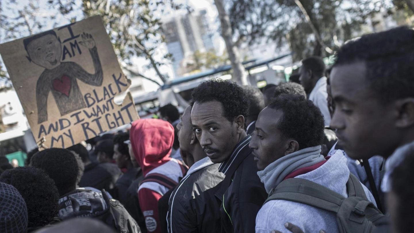 Israele, migranti africani manifestano a Tel Aviv (Ansa)