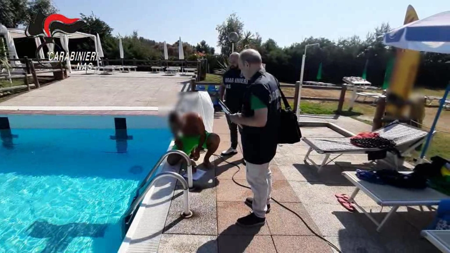 Indagini dei carabinieri in piscina (foto d'archivio)