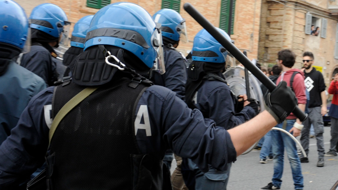 Contestazioni contro Salvini davanti allo Sferisterio (foto Calavita)