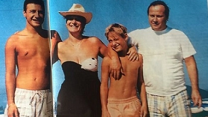 Totti con i genitori e il fratello maggiore Riccardo in vacanza 