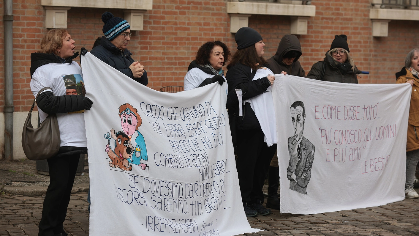 Sostenitori di Mauro Guerra ieri mattina in piazza dell’Aquila (Foto Zani)