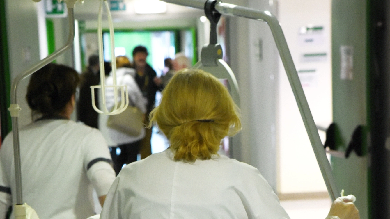 Medici e infermieri al lavoro in un ospedale modenese