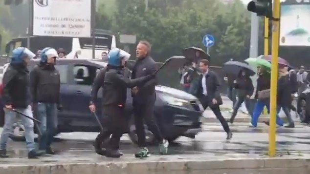 Sinisa Mihajilovic, allenatore del Bologna, trattenuto da un agente della polizia