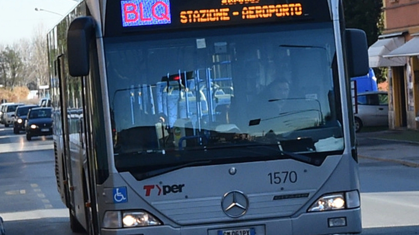Un bus Blq che collega stazione e aeroporto di Bologna (foto Schicchi)