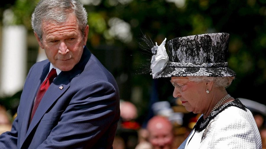 George W. Bush e Elisabetta II (Ansa)
