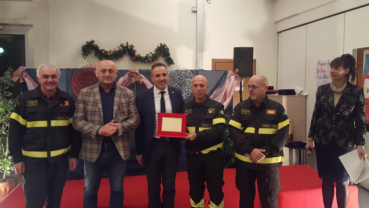 Il riconoscimento ai Vigili del Fuoco per l’intervento all’incendio su San Bartolo