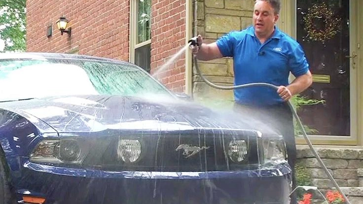 Ordinanza acqua: vietato lavare l'auto