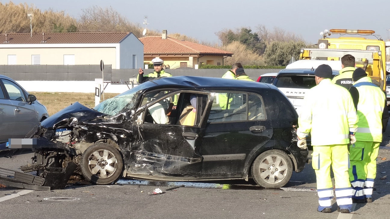 Incidente a Fano, l'auto semidistrutta dopo lo schianto
