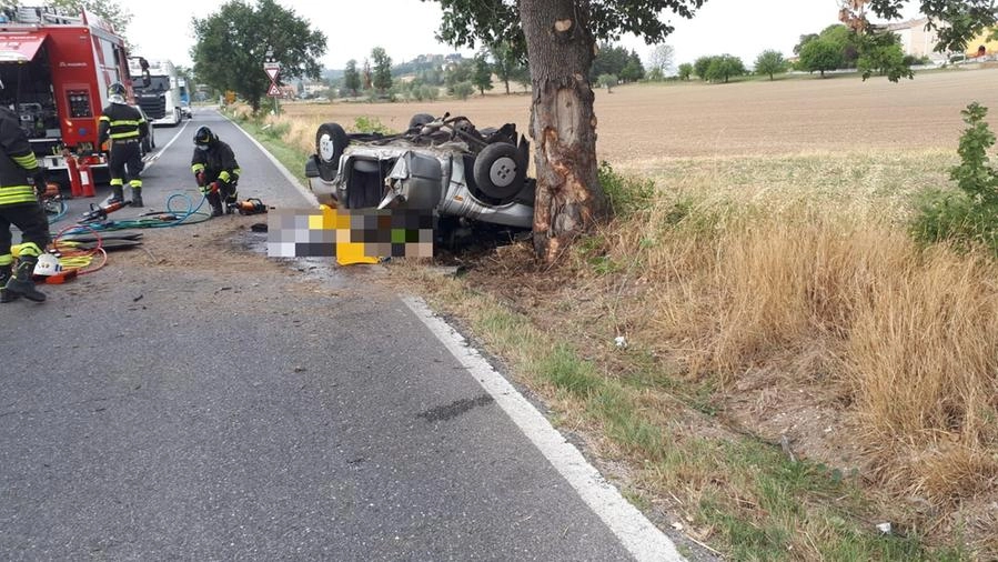 La macchina della vittima dell'incidente ad Urbisaglia (foto Gentili)
