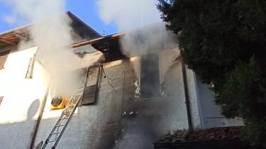 Incendio in casa, donna si salva uscendo dalla finestra: ustionata