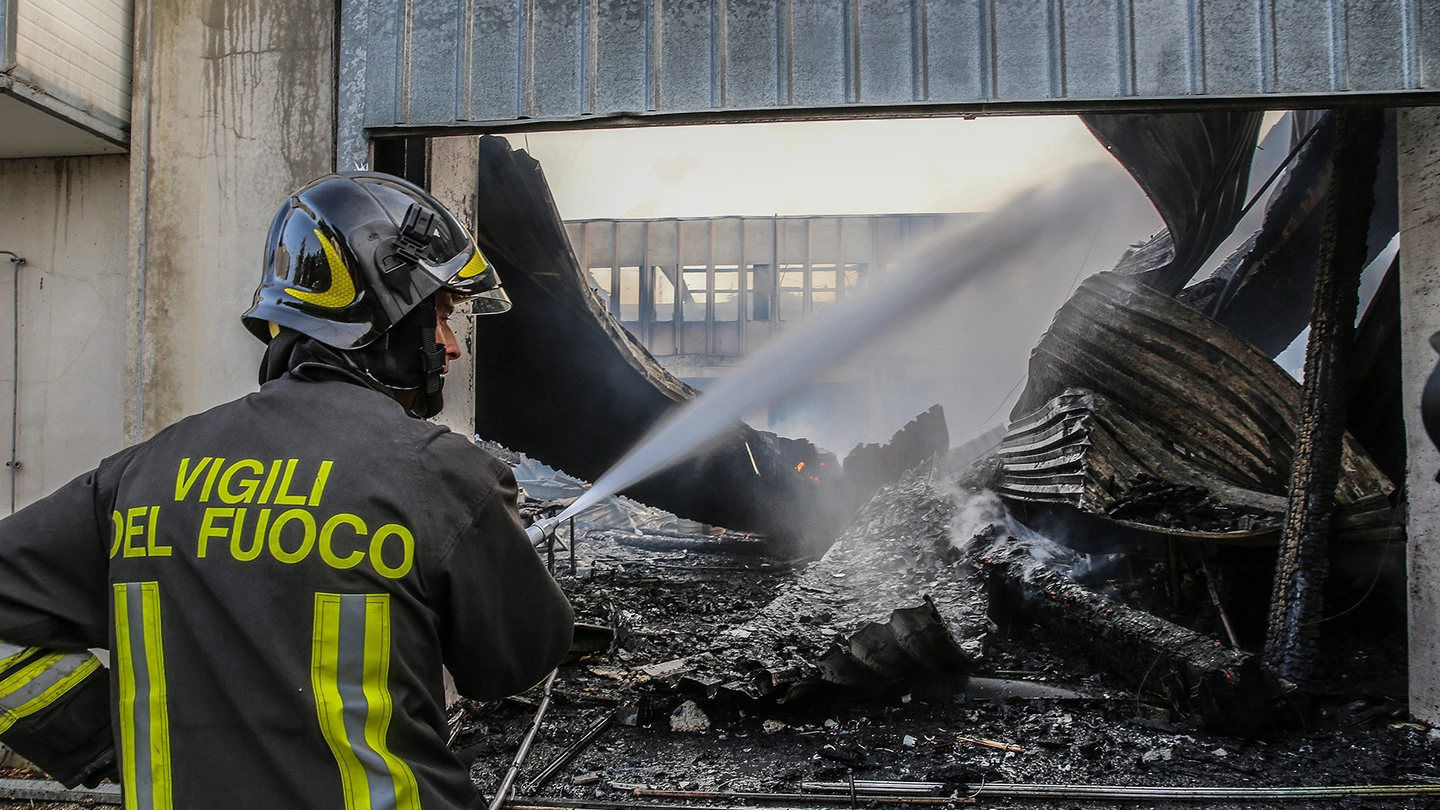 Incendio al Padiglione C del quartiere fieristico di Campanara di Pesaro (Fotoprint)