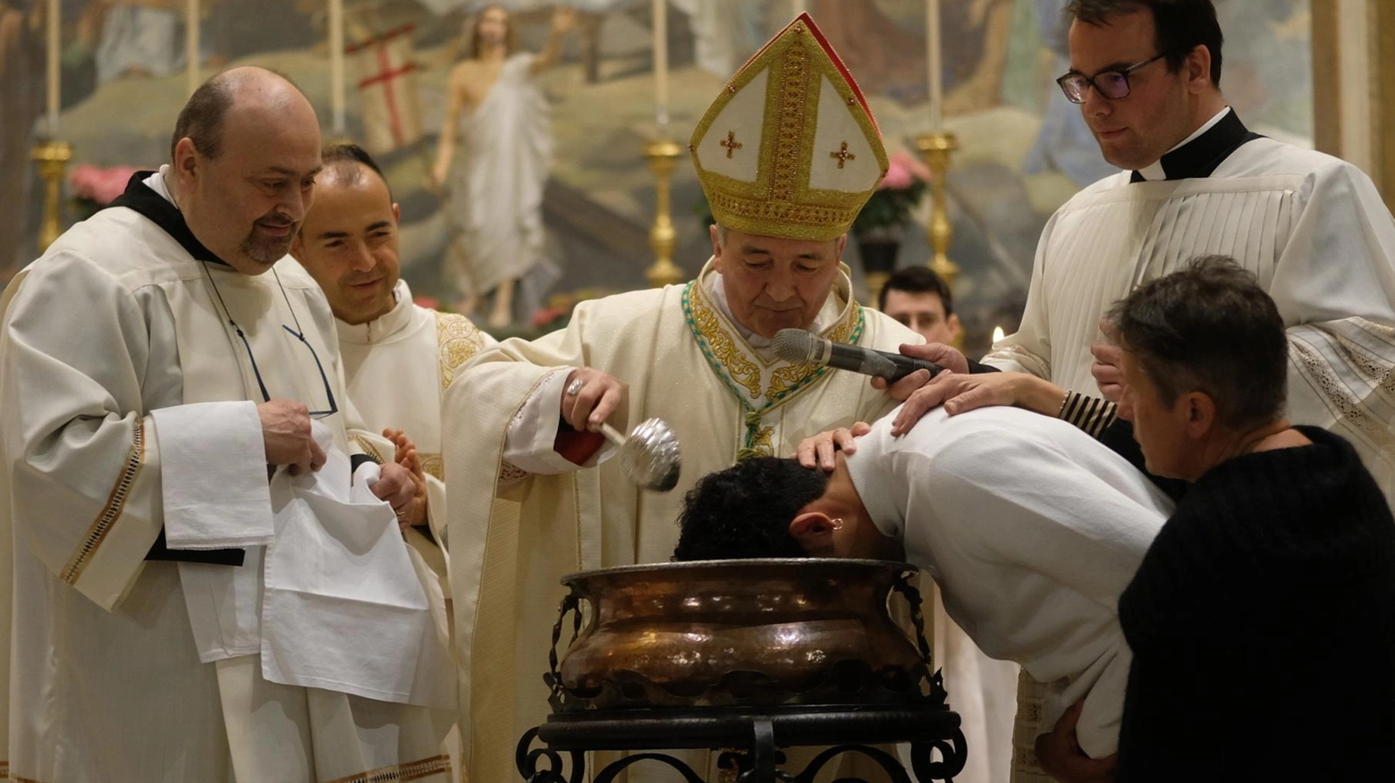 Il vescovo battezza 4 adulti  Gremita la veglia ‘unitaria’