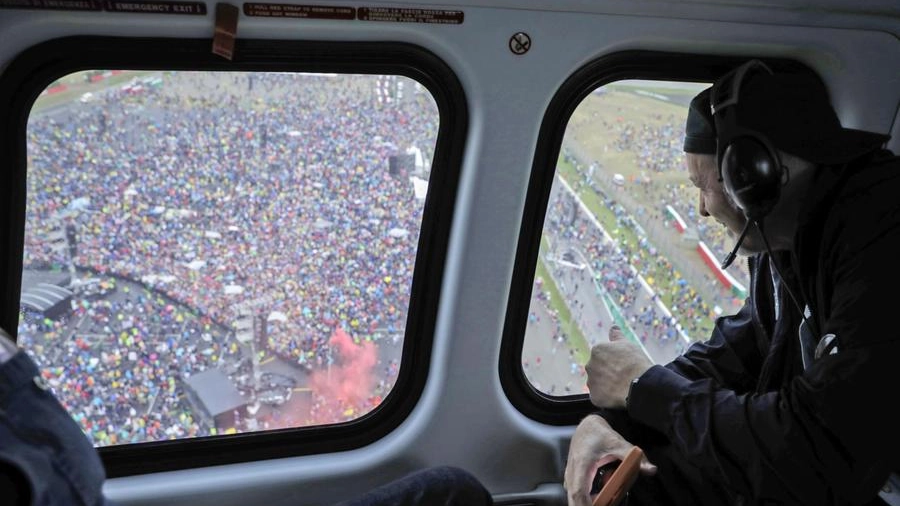 Vasco Rossi all’arrivo in Autodromo con l’elicottero
