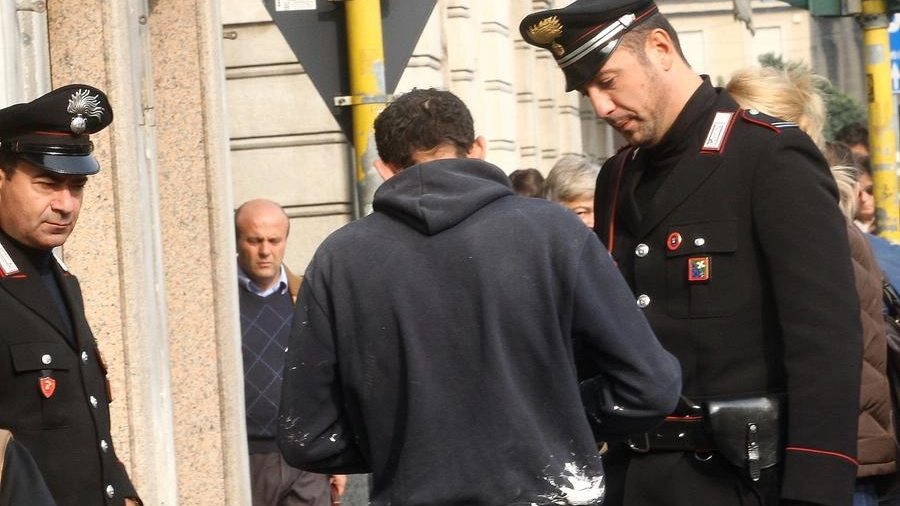 I carabinieri fermano una persona per un controllo