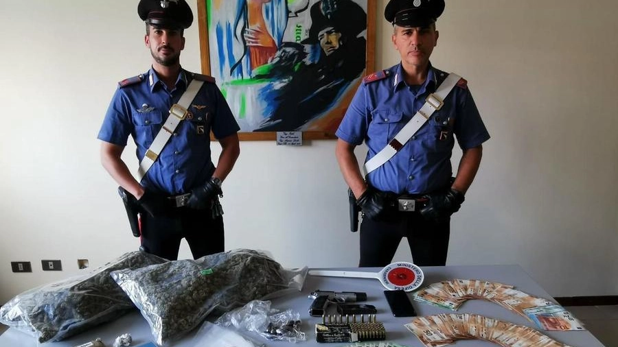 L’ingente quantitativo di droga e i soldi sequestrati dai carabinieri di Cento