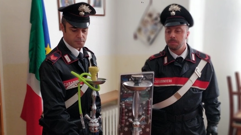 I carabinieri mostrano i narghilè sequestrati al giovane dopo la perquisizione