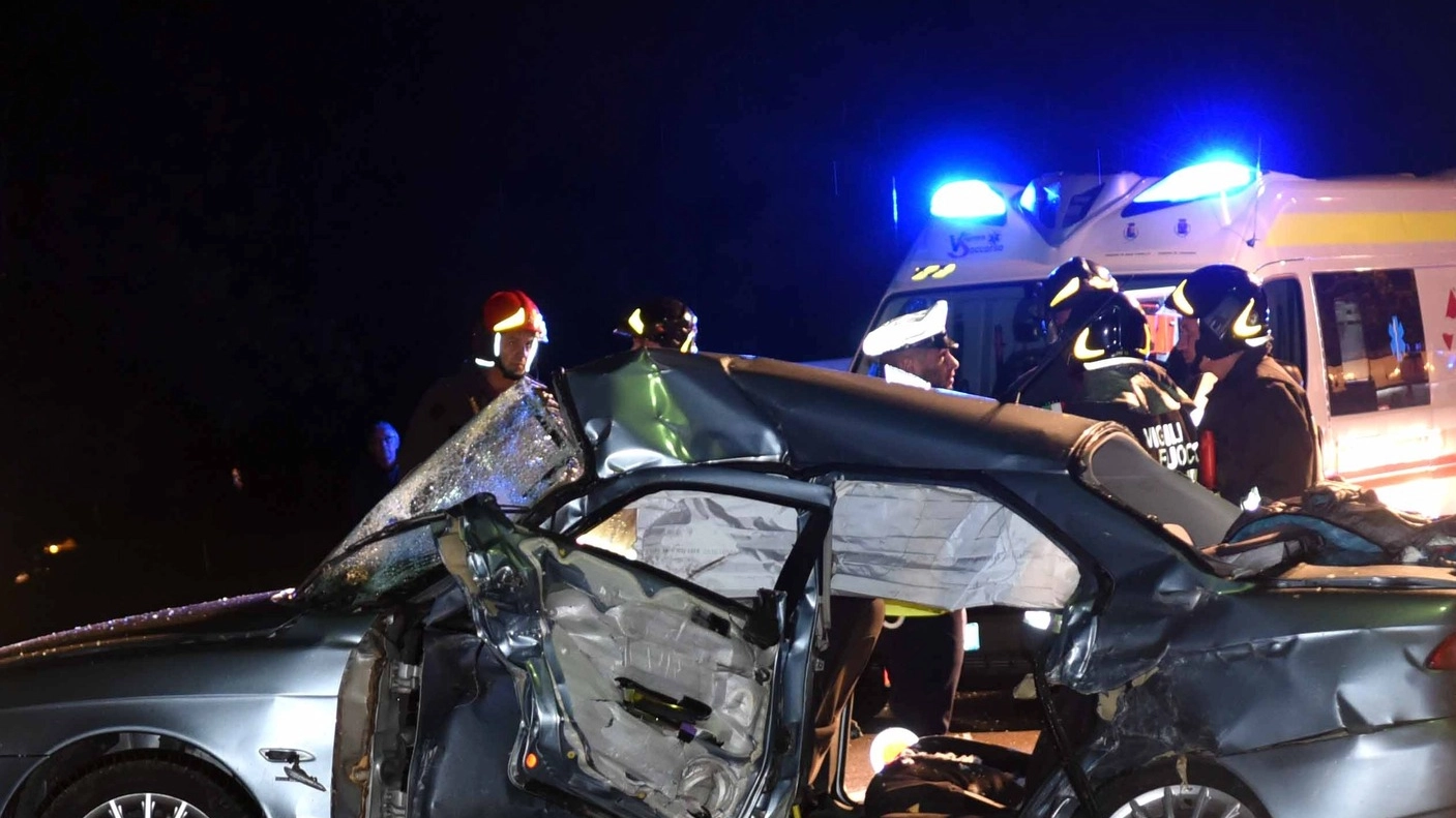 L’Alfa distrutta nell'incidente (foto Business Press-Sergio Pesci)