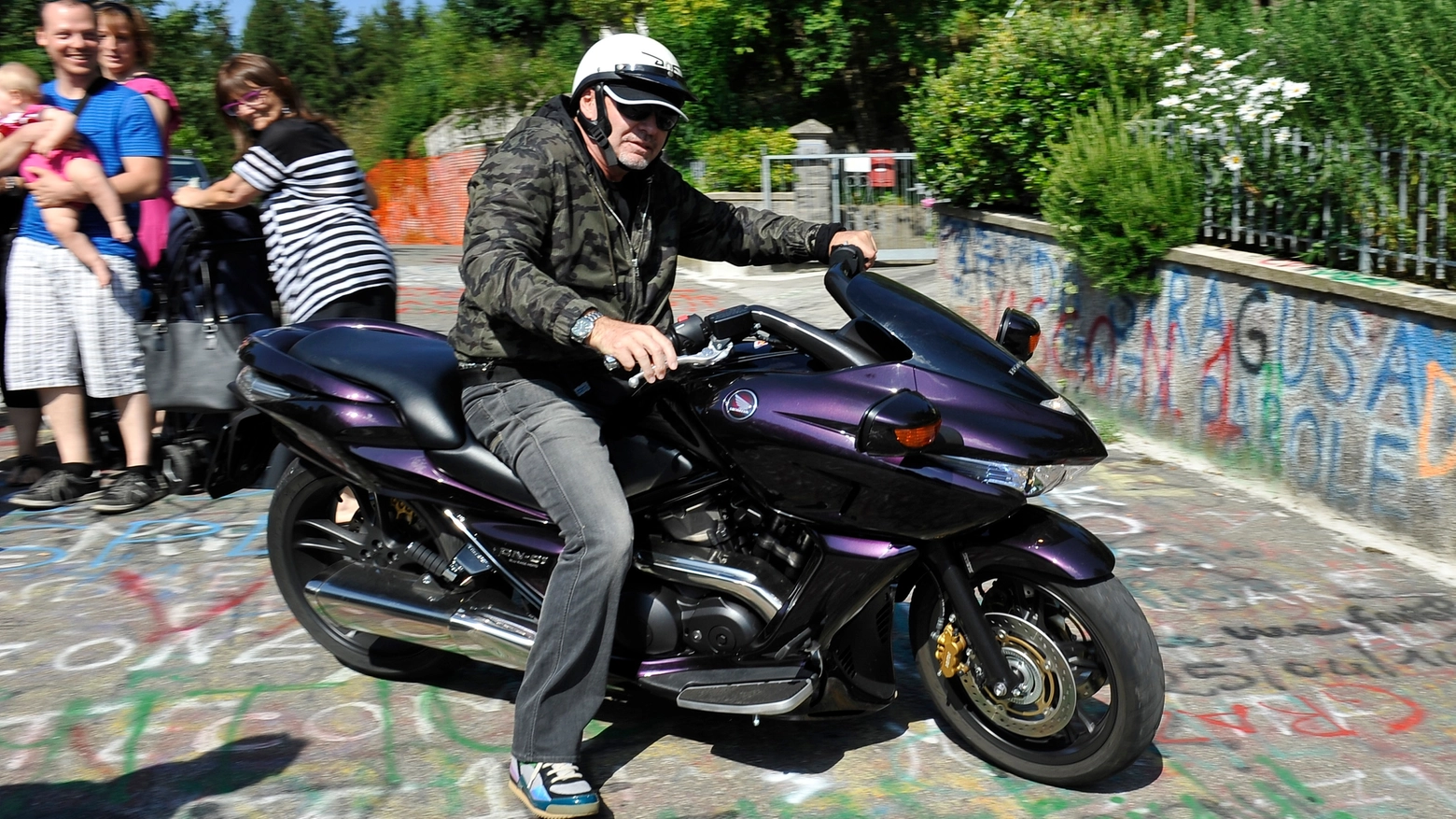 Vasco Rossi esce in moto dalla sua villa di Zocca