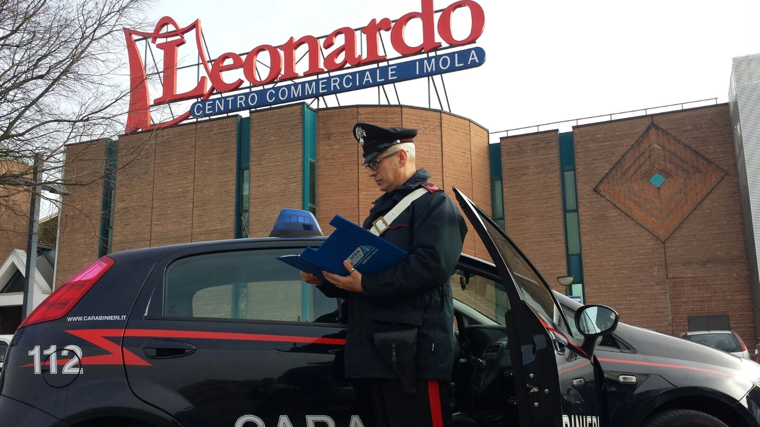 I carabinieri davanti al centro Leonardo