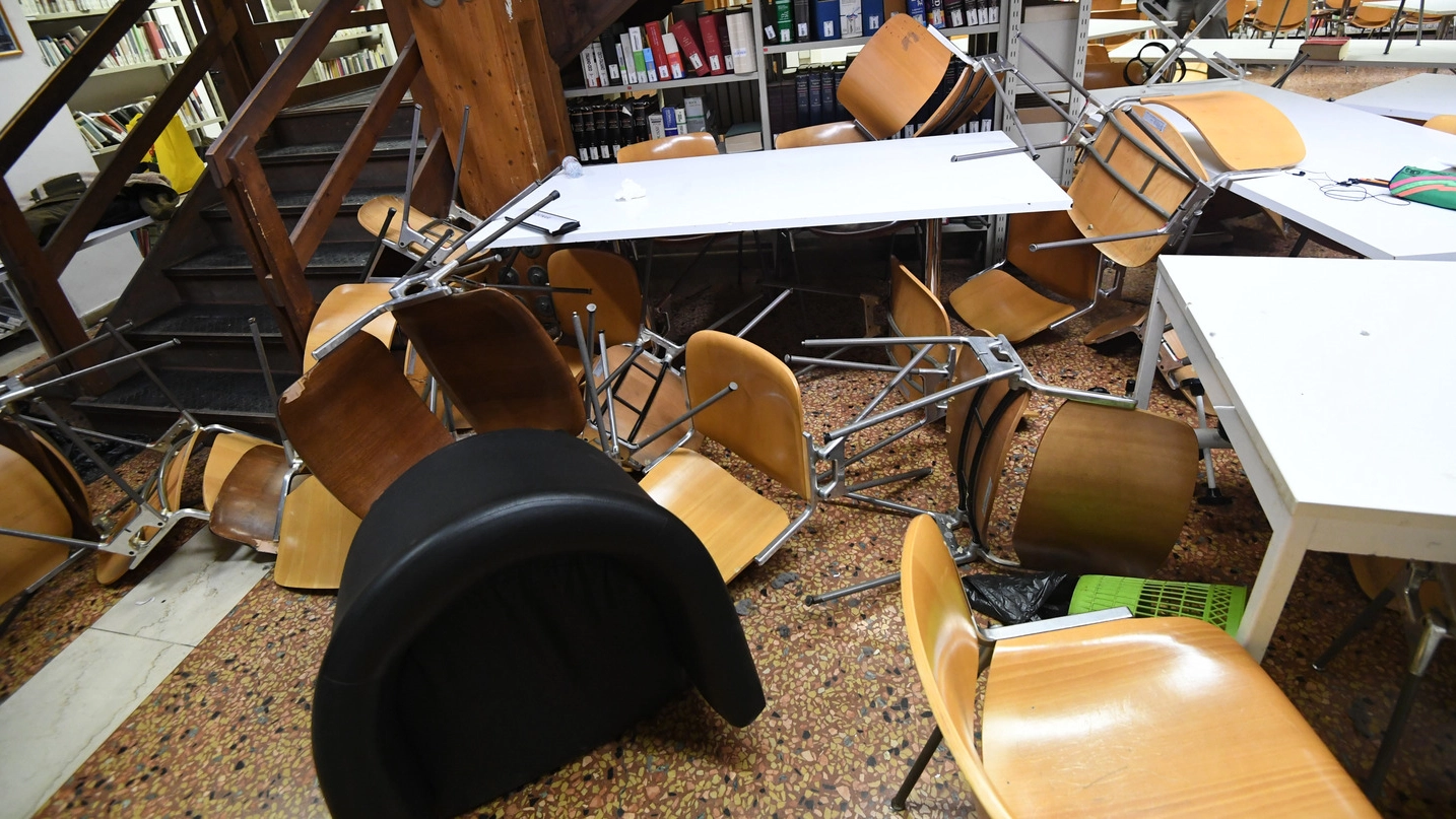 L’interno devastato della biblioteca di via Zamboni 36 (Schicchi)