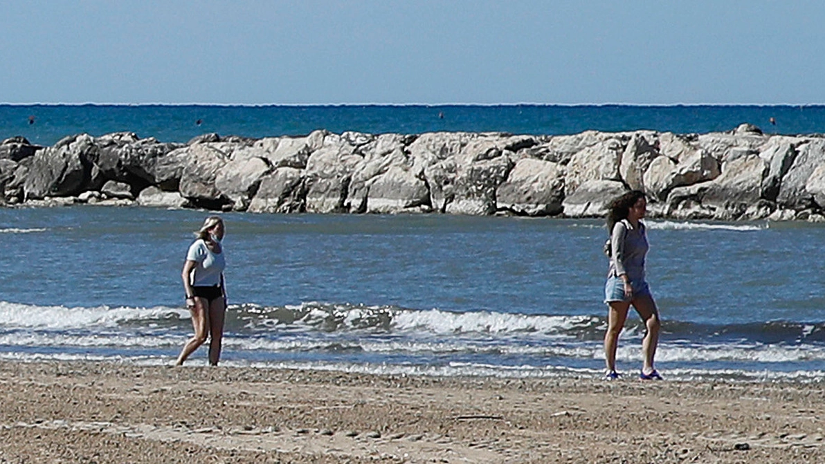 La spiaggia libera di Pesaro, zona Sottomonte (Fotoprint)