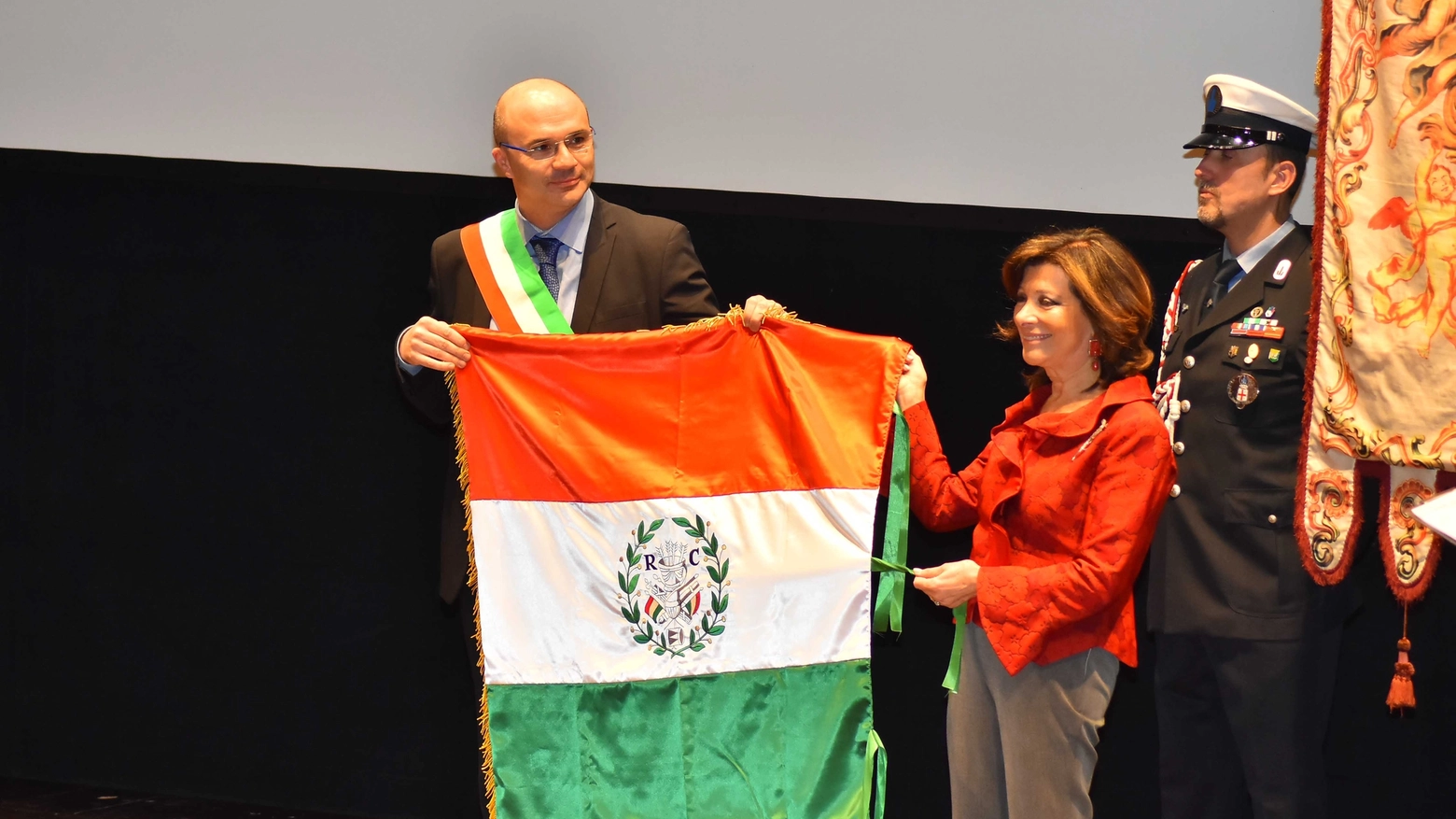 La presidente Casellati e il sindaco Vecchi con in mano il Primo Tricolore (foto Artioli)