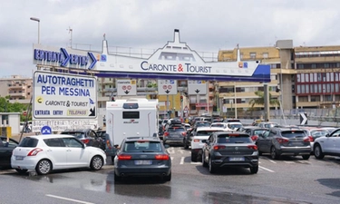 Stretto di Messina, ordinanze Sicilia e Calabria: "In traghetto basta il green pass base"