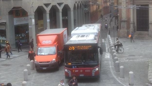 Un momento ‘caldo’: il corriere espresso blocca il passaggio, l’autobus fatica. I vigili passano e tirano dritti