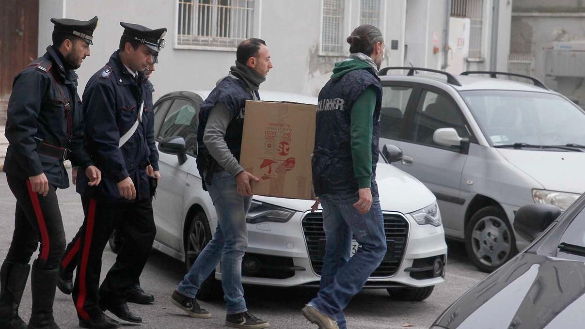 Carabinieri davanti all’Ispettorato del Lavoro: i militari mantengono alta la guardia