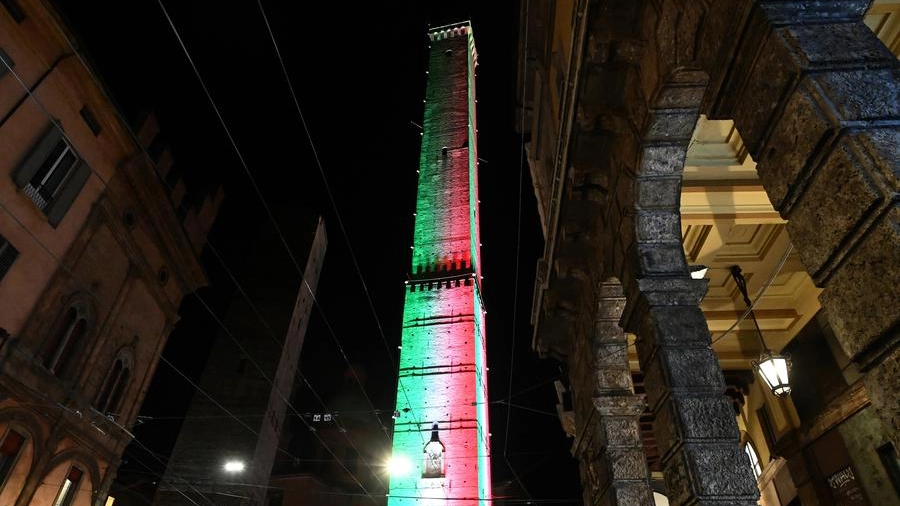 La Torre degli Asinelli illuminata a Bologna (foto Schicchi)