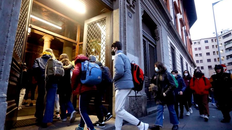 L'ingresso degli studenti al Manzoni di Milano (Ansa)