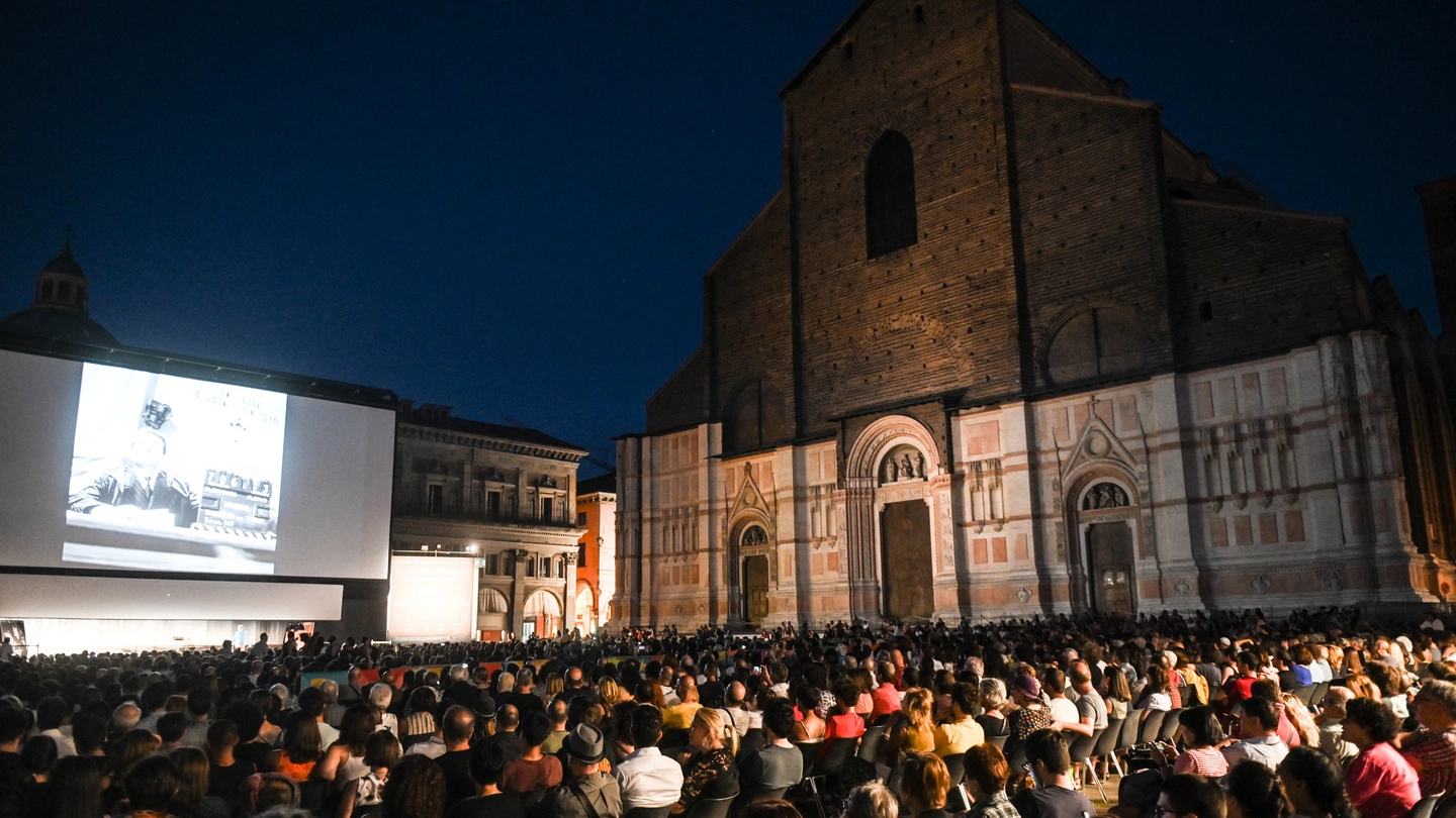 Cinema in piazza Maggiore (FotoSchicchi)