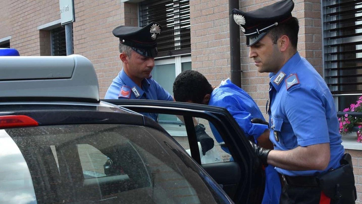 L’uomo che ha aggredito con l’acido la moglie in tribunale mentre viene trasferito dai carabinieri