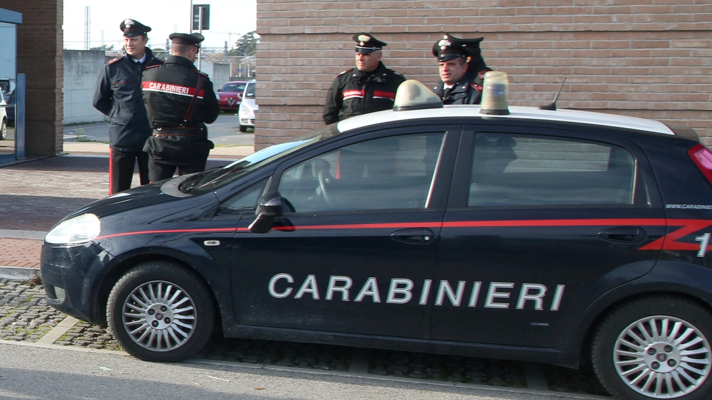 Carabinieri davanti alla stazione di Cesena (Foto Ravaglia)